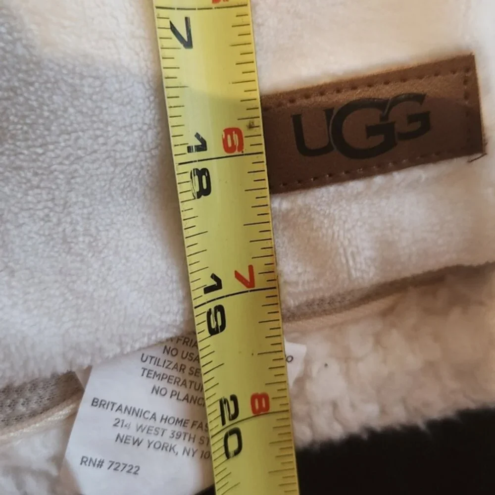 UGG Discontinued Nwot‎ Sherpa Pillow Case